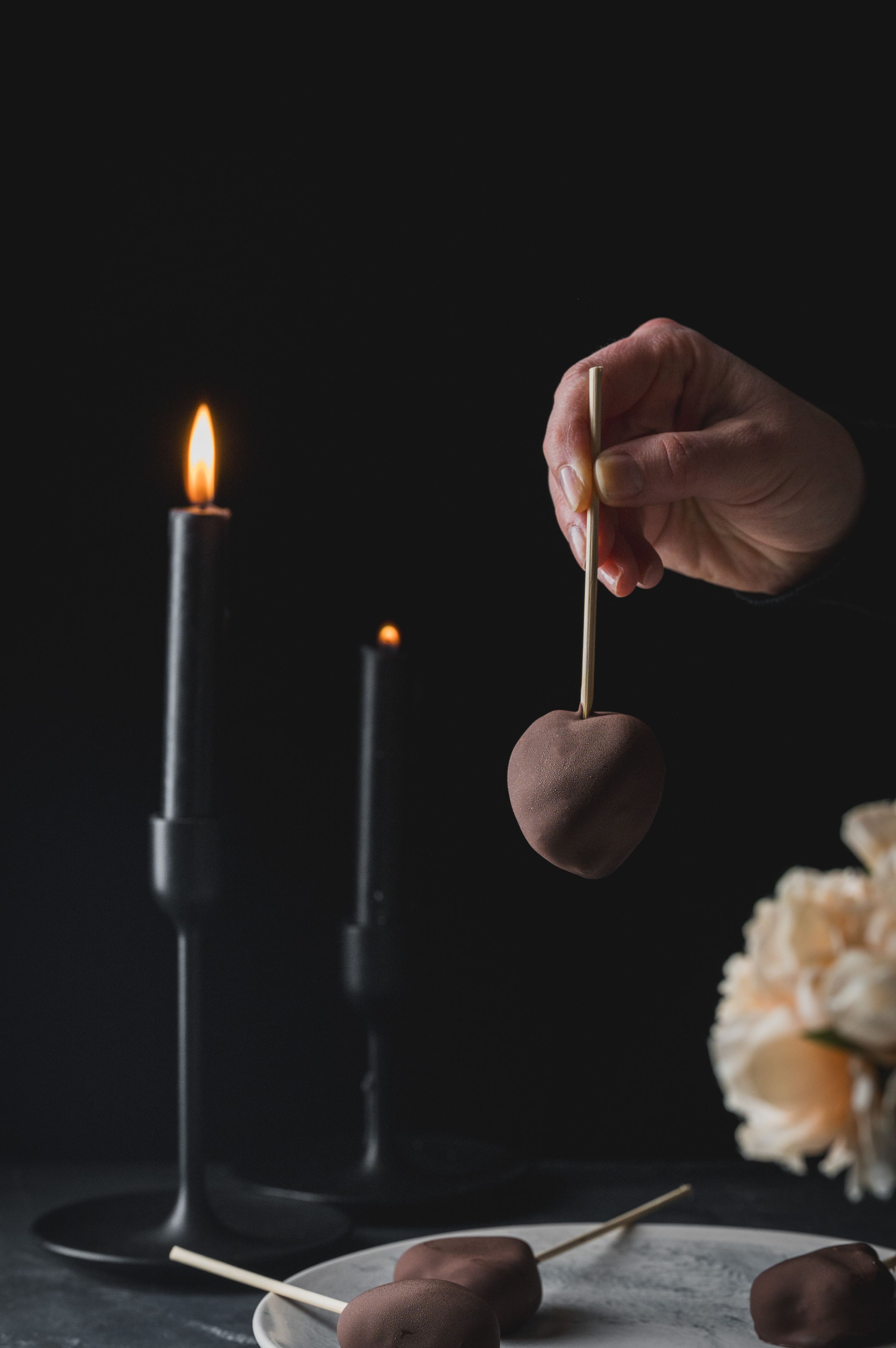 Photo culinaire de sucette mangue chocolat - Mélanie Rousselle, styliste et photographe culinaire basée en Ile de France