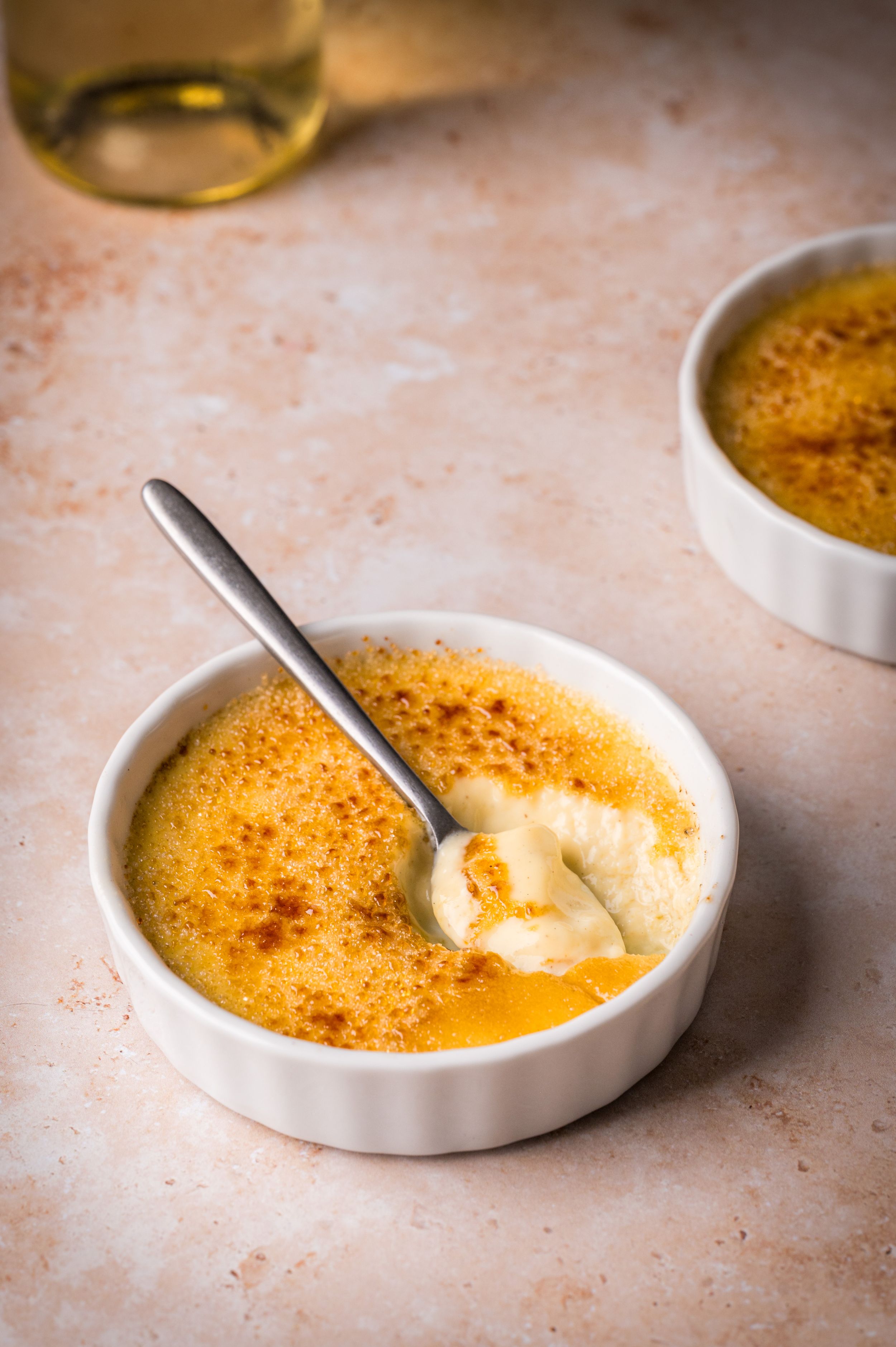 Photo culinaire de crème brûlée - Mélanie Rousselle, styliste et photographe culinaire basée en Ile de France