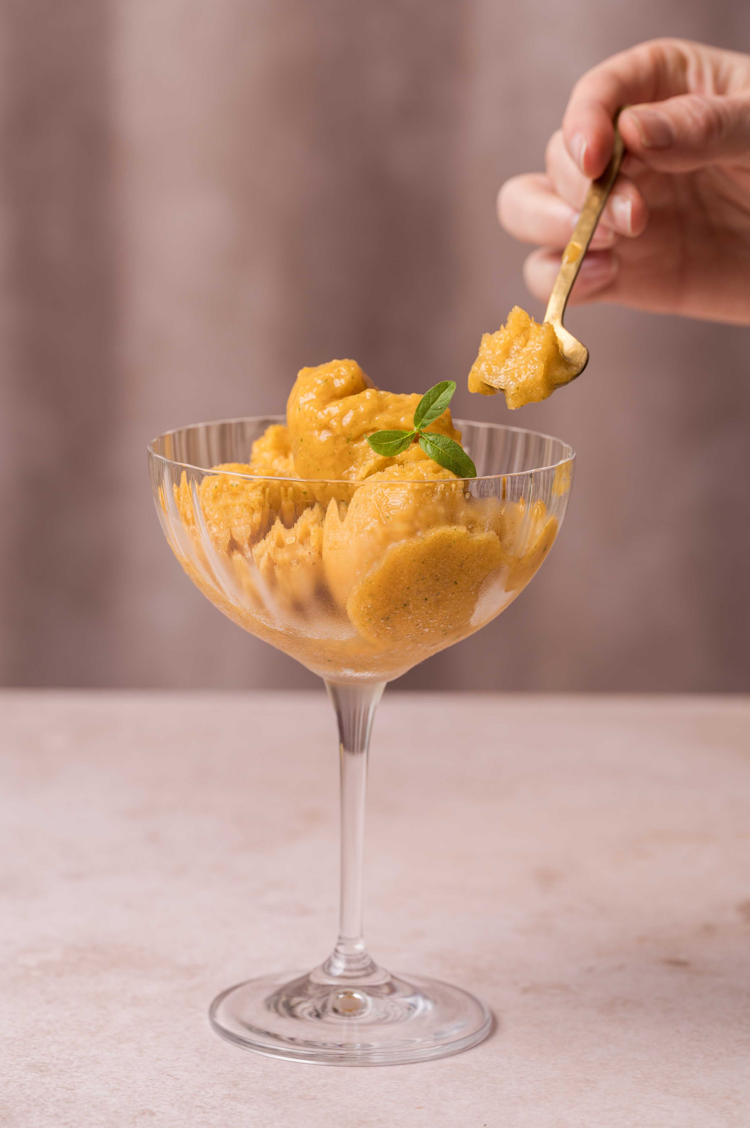 Granité pêche verveine - Mélanie Rousselle, styliste et photographe culinaire basée en Ile de France