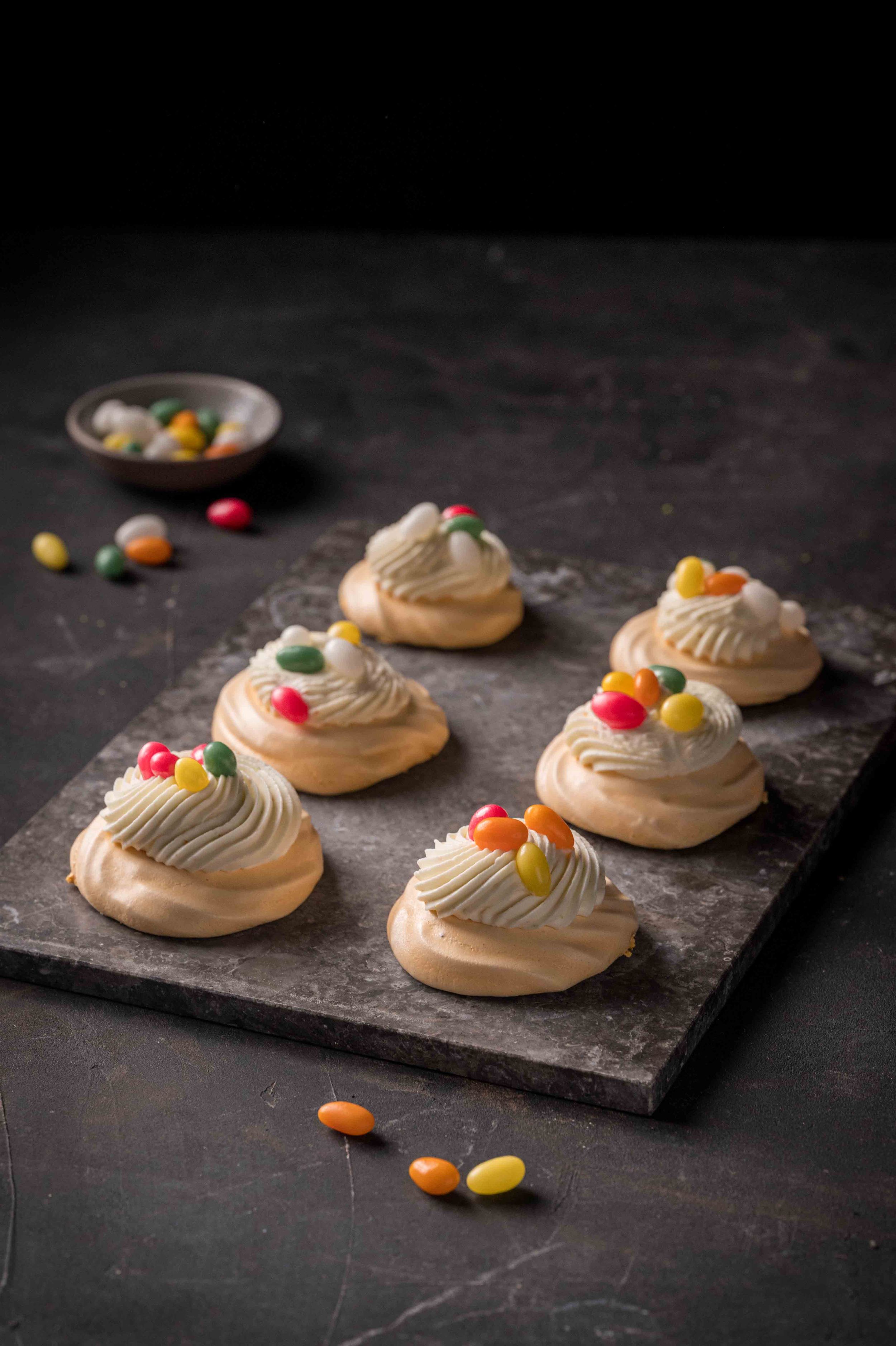Photo culinaire de pavlova pour Pâques - Mélanie Rousselle, styliste et photographe culinaire basée en Ile de France