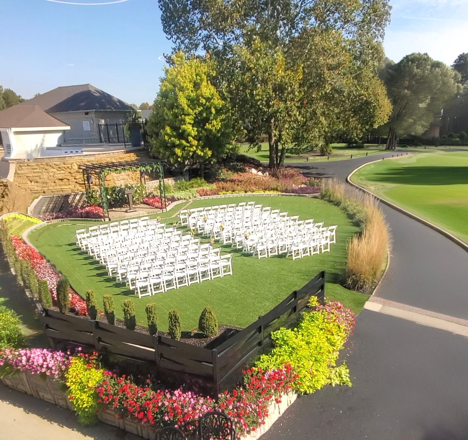 Outdoor wedding ceremony at Scioto reserve wedding venue