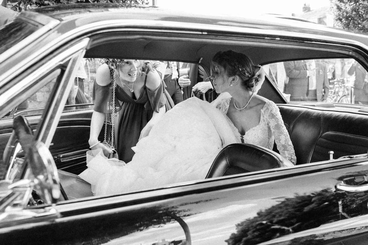 Mariee monte dans sa voiture pour se rendre au chateau du Biez pour la reception lors d'un mariage chic et elegant.