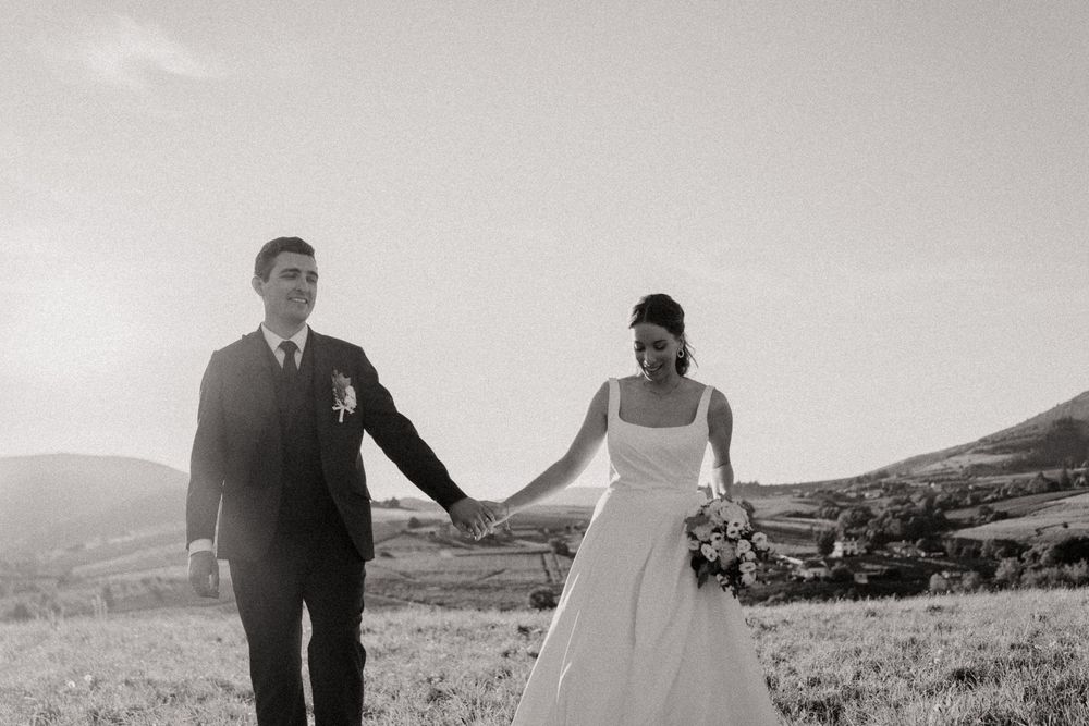 une photo en noir et blanc d'un couple de jeunes mariés