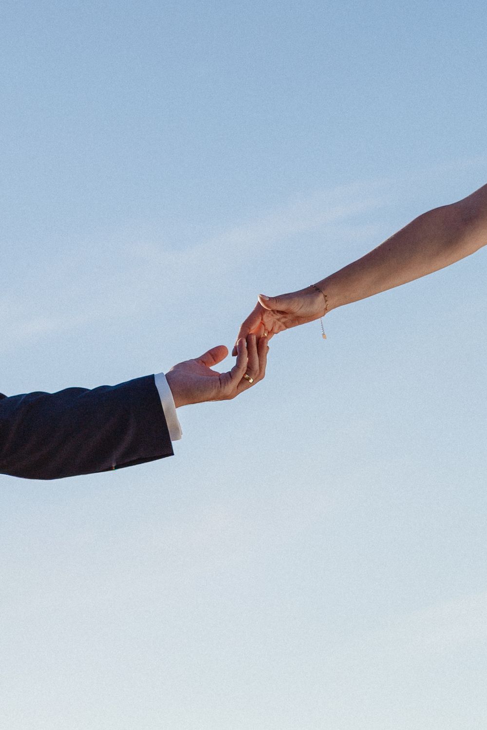 deux mains d'un couple qui se frôlent