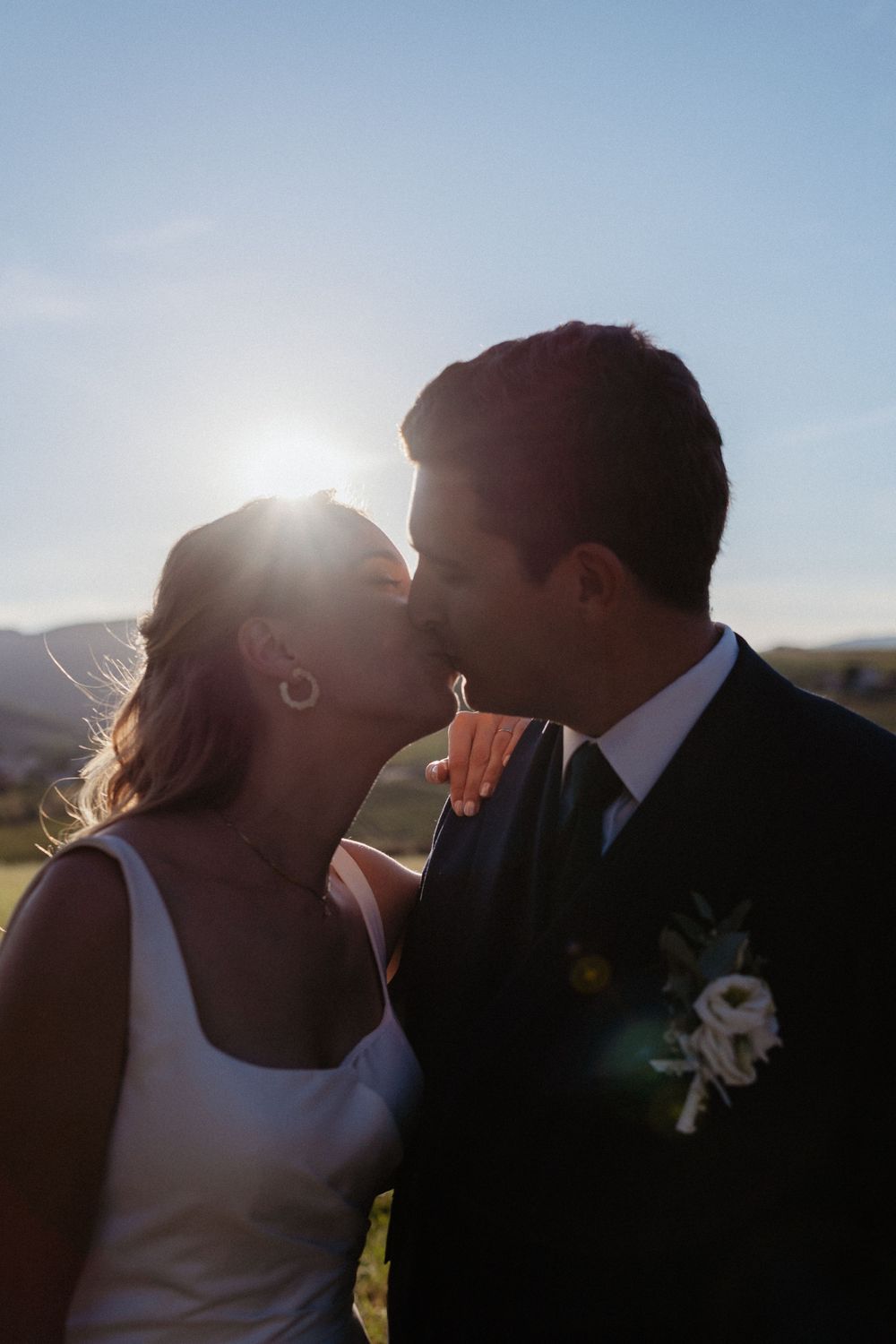 un couple de jeunes mariés qui s'embrassent