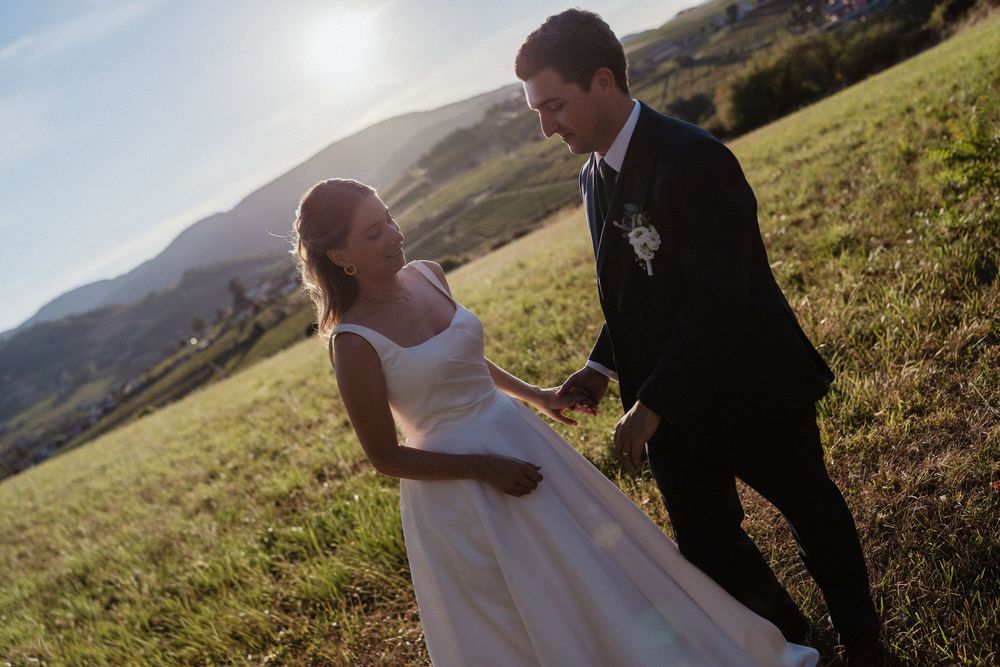 un couple de mariés dans le beaujolais