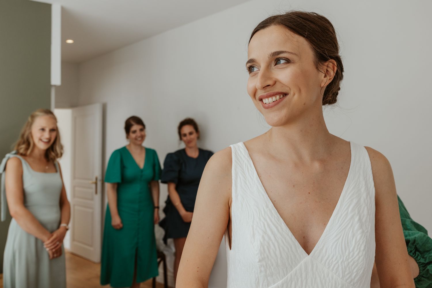 Photos de mariage naturelles a Lille, un style lumineux et moderne pour raconter votre journee : preparatifs de la mariee dans sa robe