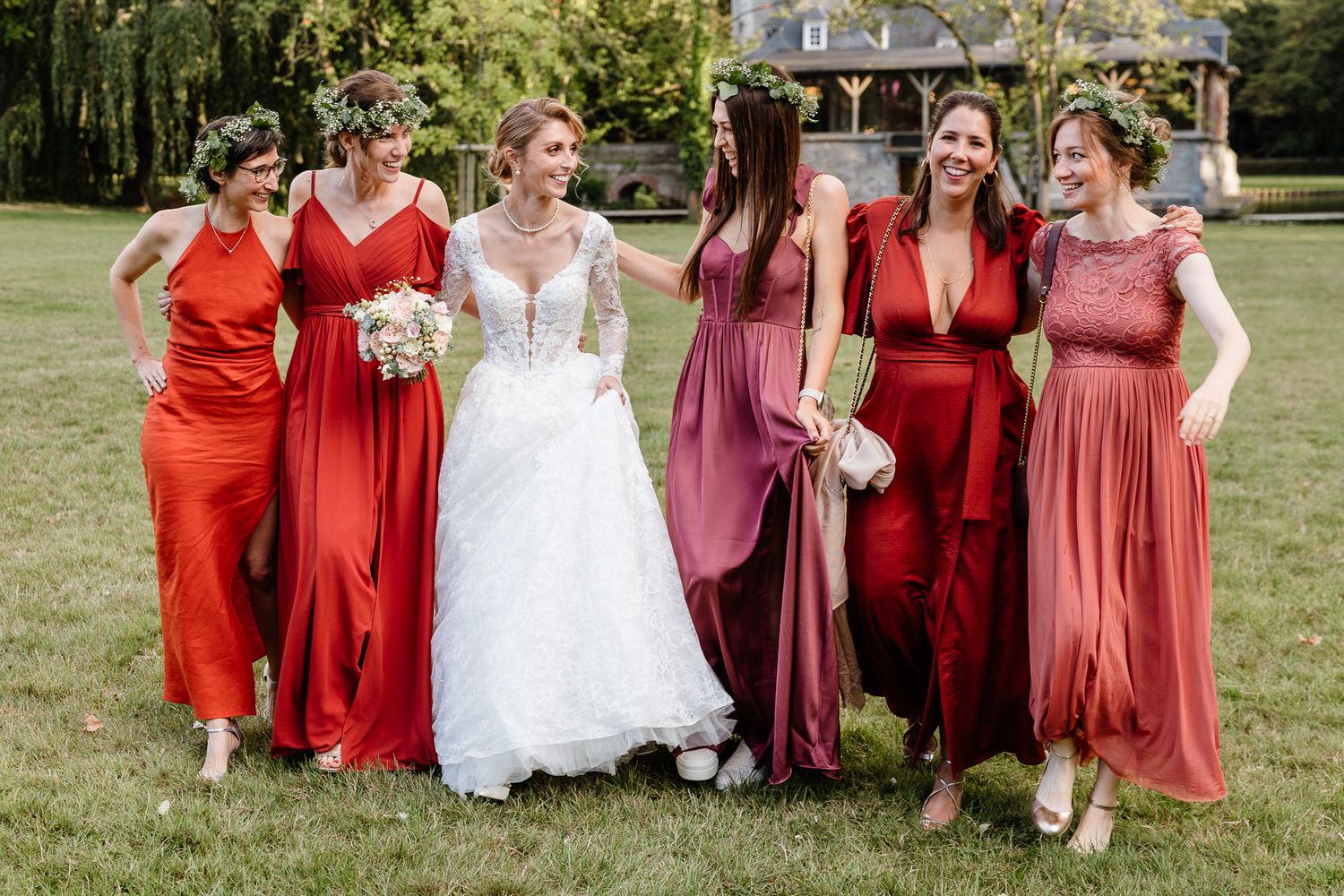 Photographe mariage Lille capture la complicite entre une mariee et ses demoiselles d'honneur pendant les photos de groupe pres de Lille.