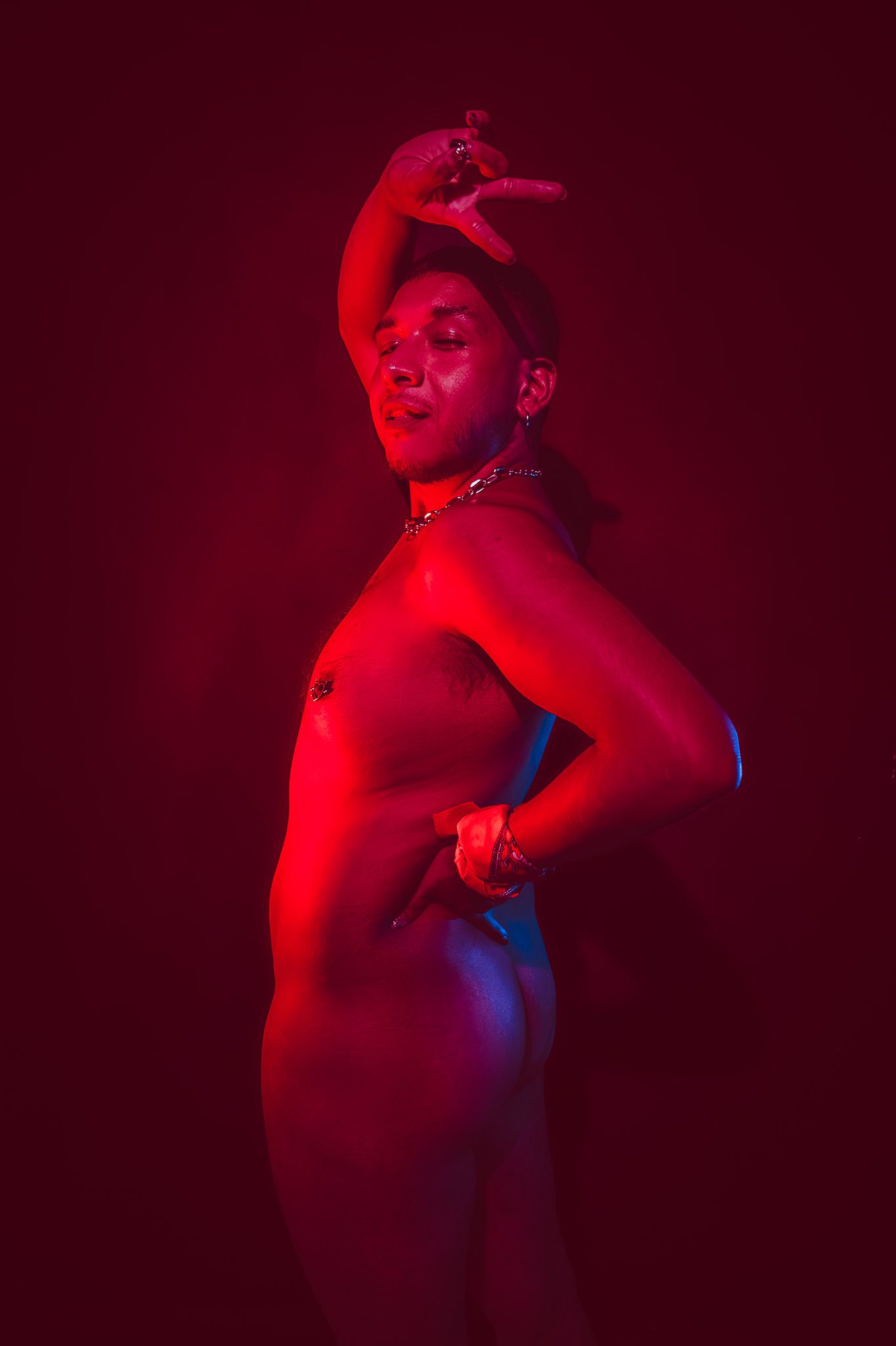 Fotografía homoerótica artística de hombre queer en estudio con iluminación artística por Photo Iconiq