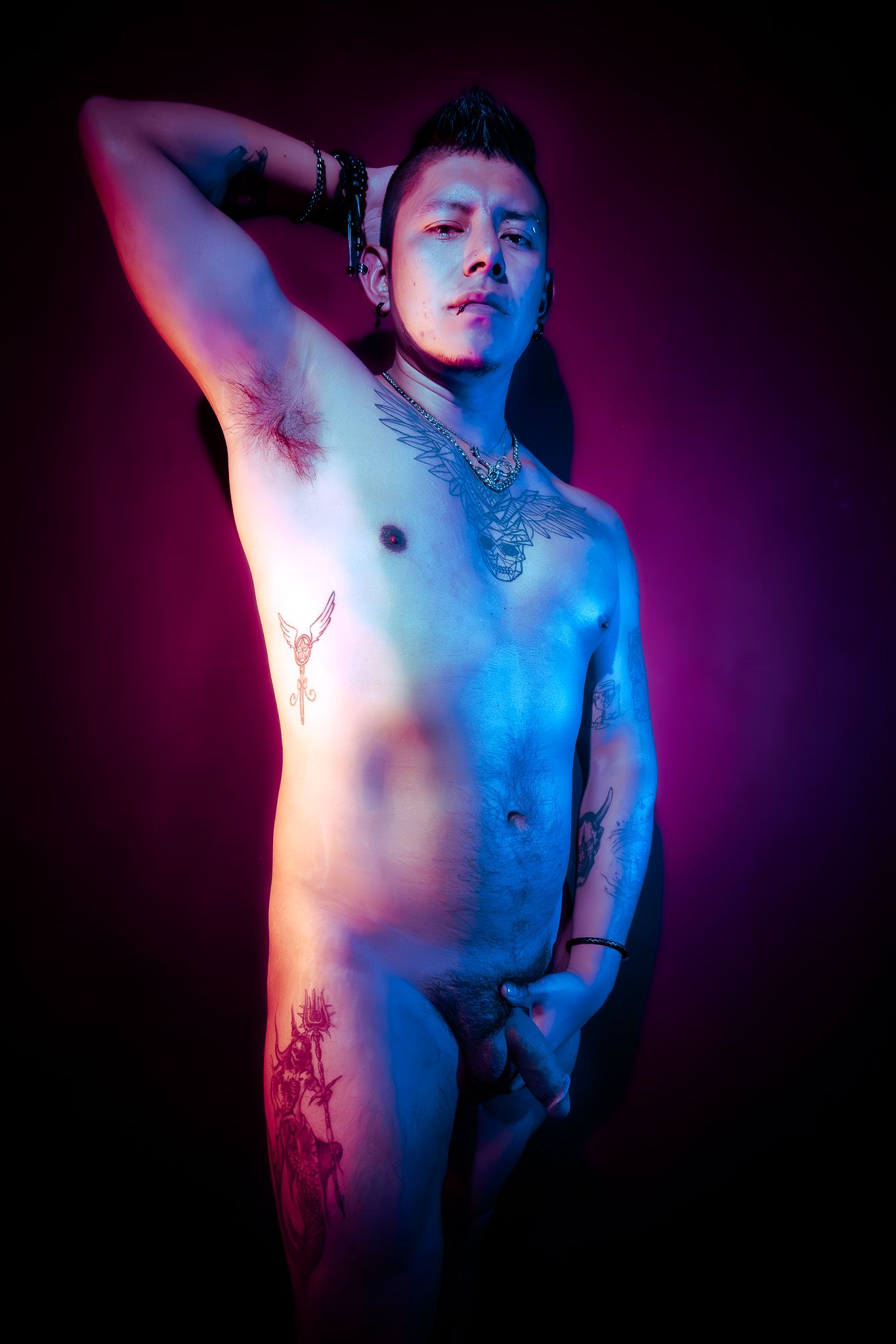 Fotografía masculina sensual en estudio en CDMX con iluminación neon profesional por Photo Iconiq