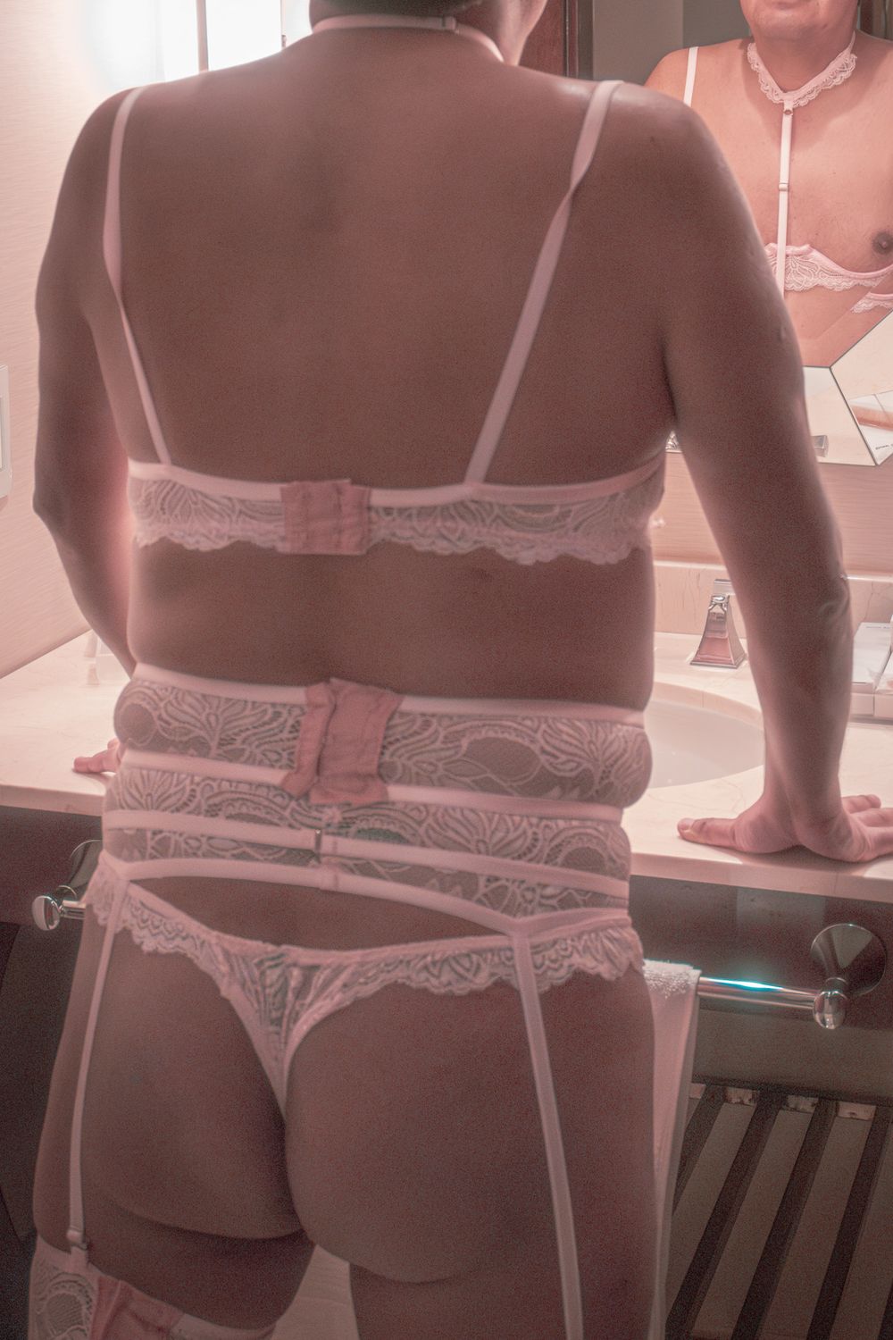 Retrato artístico queer que explora la expresión corporal y los límites del cuerpo en fotografía contemporánea por Photo Iconiq