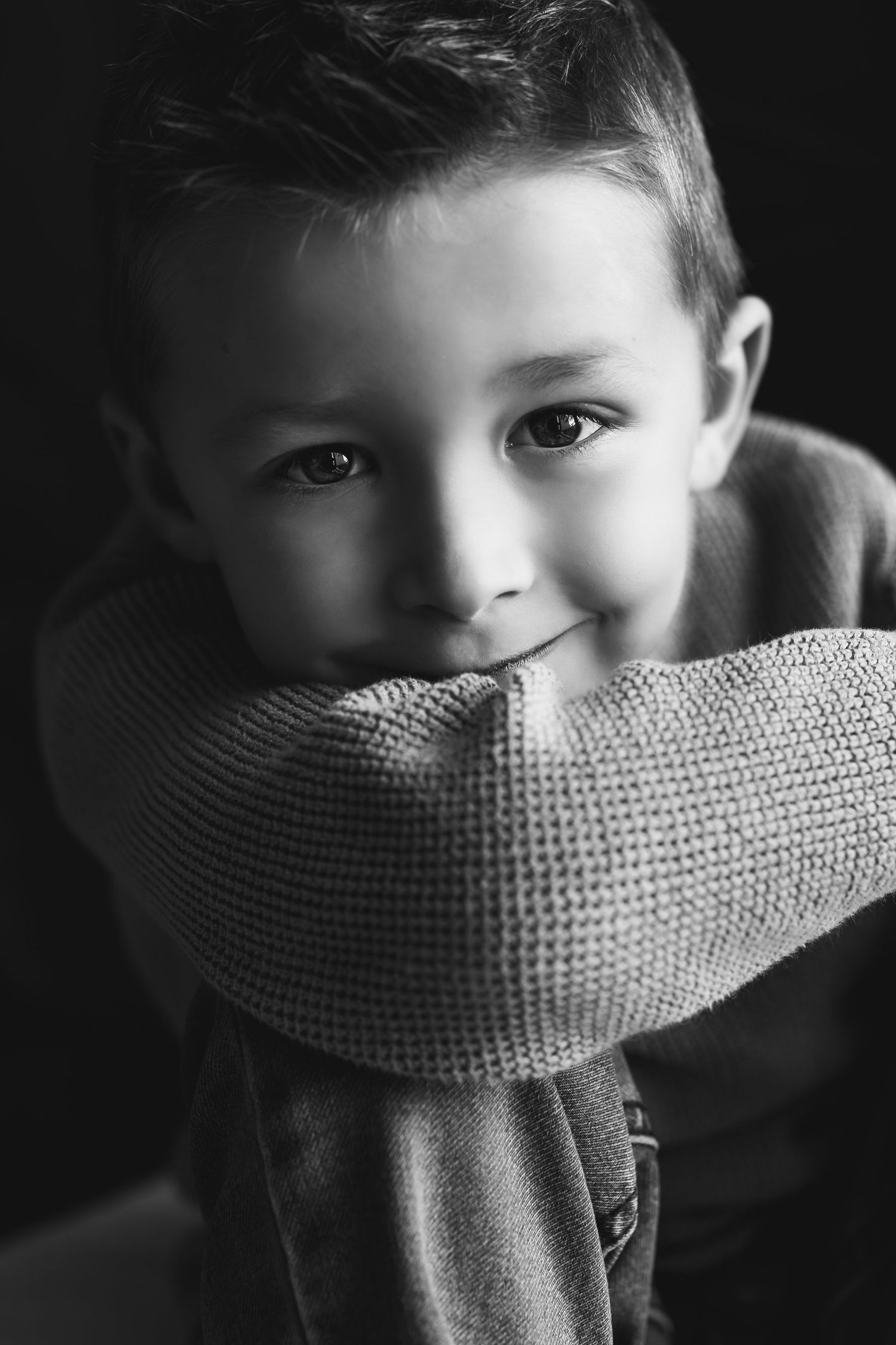 regard d'enfant en noir et blanc celine.s photography