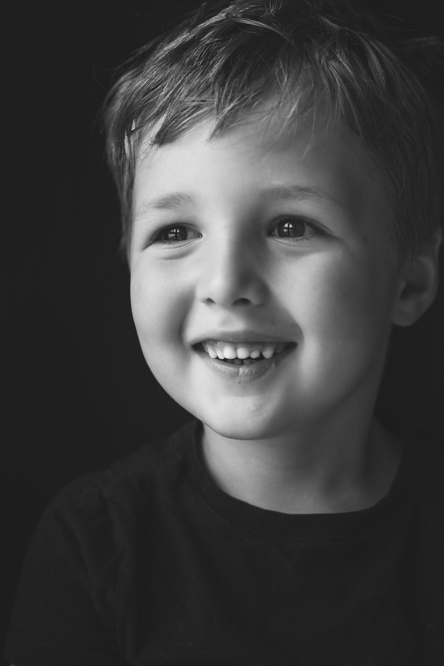 regard d'enfant en noir et blanc celine.s photography