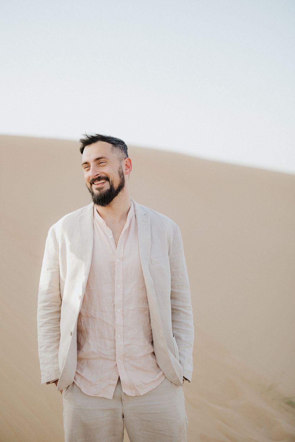 Destination wedding atmosphere captured in a natural and timeless way