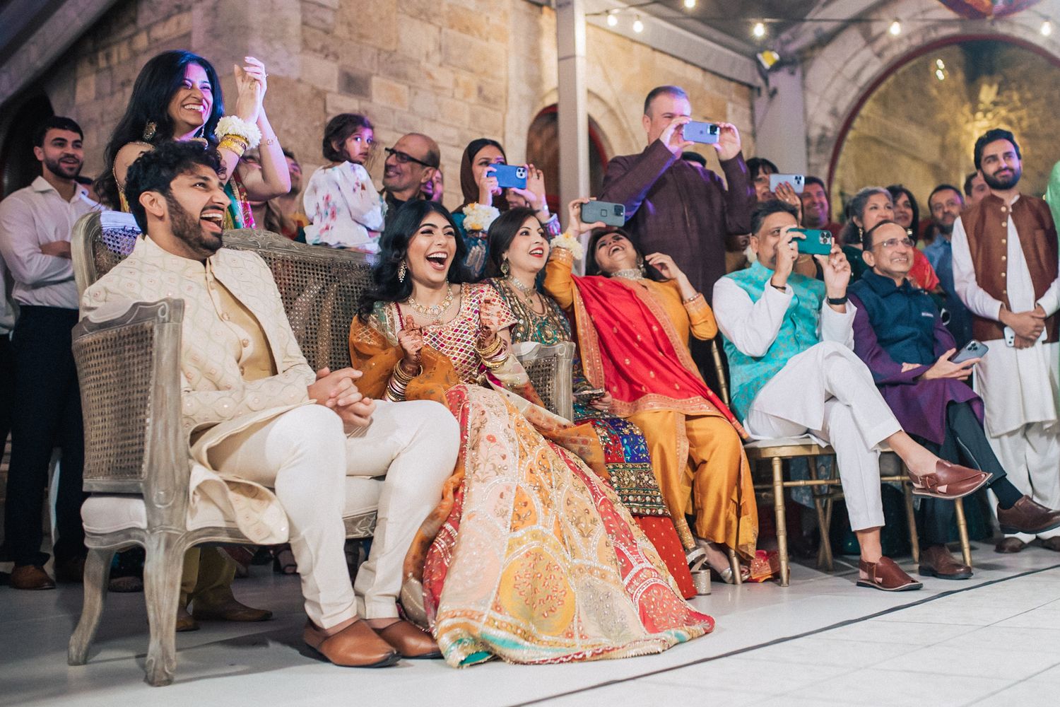 Indian wedding at Forte da Cruz with vibrant colors, joyful moments, and stylish details by Portugal wedding photographer Regina.