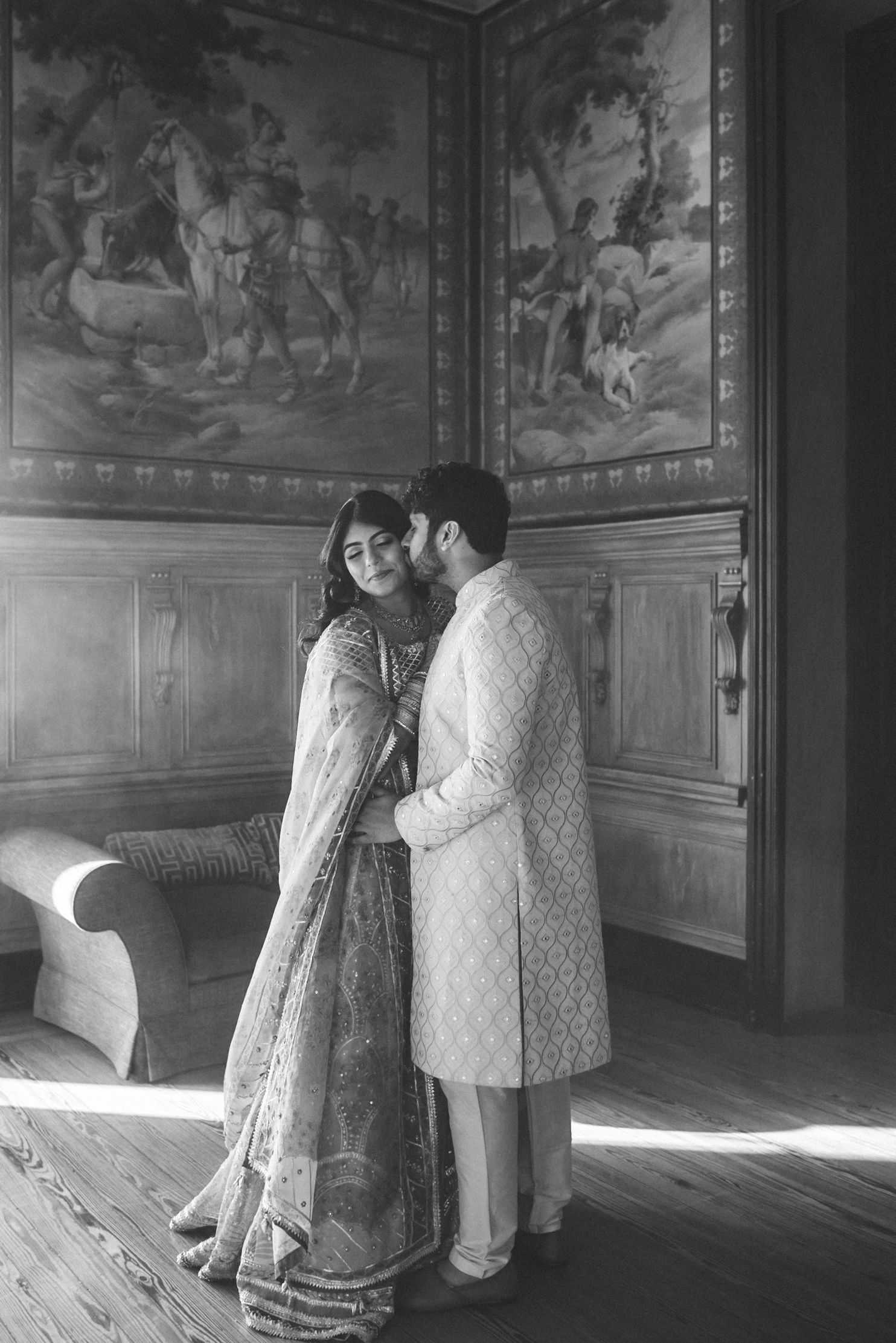 Indian wedding at Forte da Cruz with vibrant colors, joyful moments, and stylish details by Portugal wedding photographer Regina.
