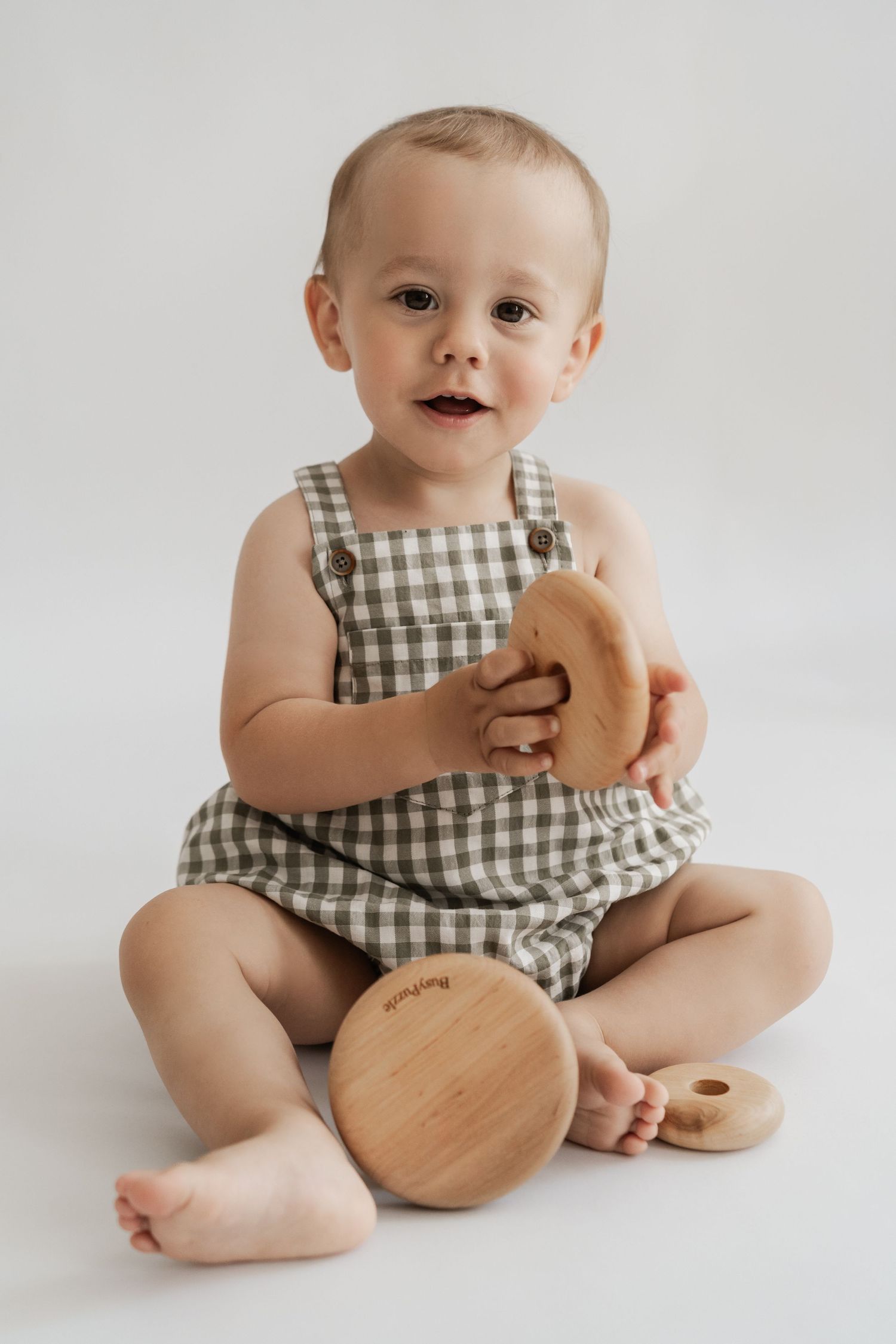 Kleiner Junge beim Geburtstagsfotoshooting im Fotostudio Stockerau, natürliches Geburtstagsfoto, Cake-Smash-Foto mit Muffin und Girlande
