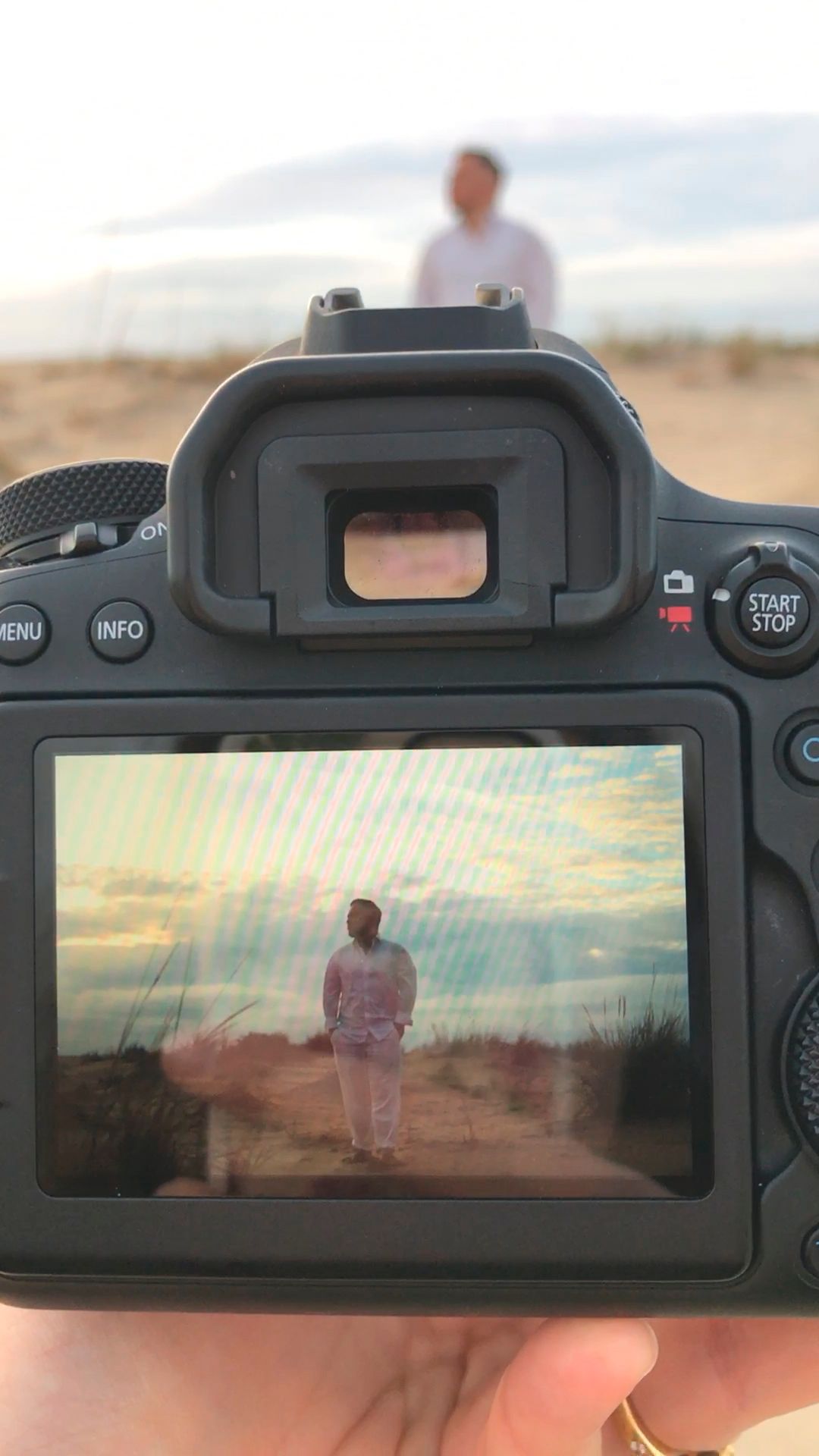 Séance photo par Chaemi Studio, photographe au Grau-Du-Roi pour Florian. Shooting élégant et bohème sur la plage au coucher de soleil.