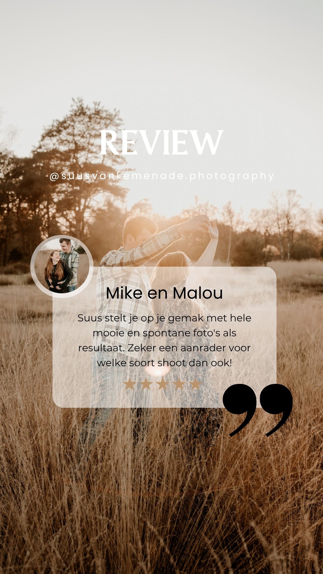 Sepia-toned Instagram story showing a photography review in Dutch text overlaid on a grassy field at sunset.