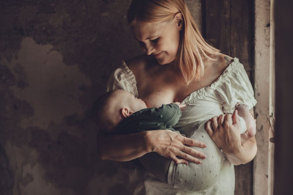 Maalaisromanttinen imetyskuvaus upeassa Vieno Gardenissa. Äiti ja poikavauva. Valokuvaaja Annina Nygård, Uusimaa.