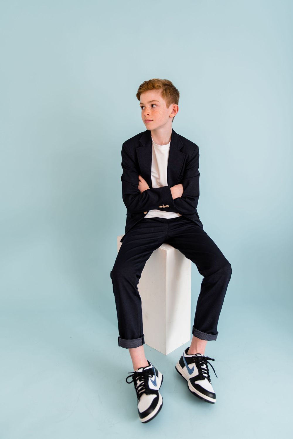 Communieshoot in kleurrijke studio met blauwe achtergrond