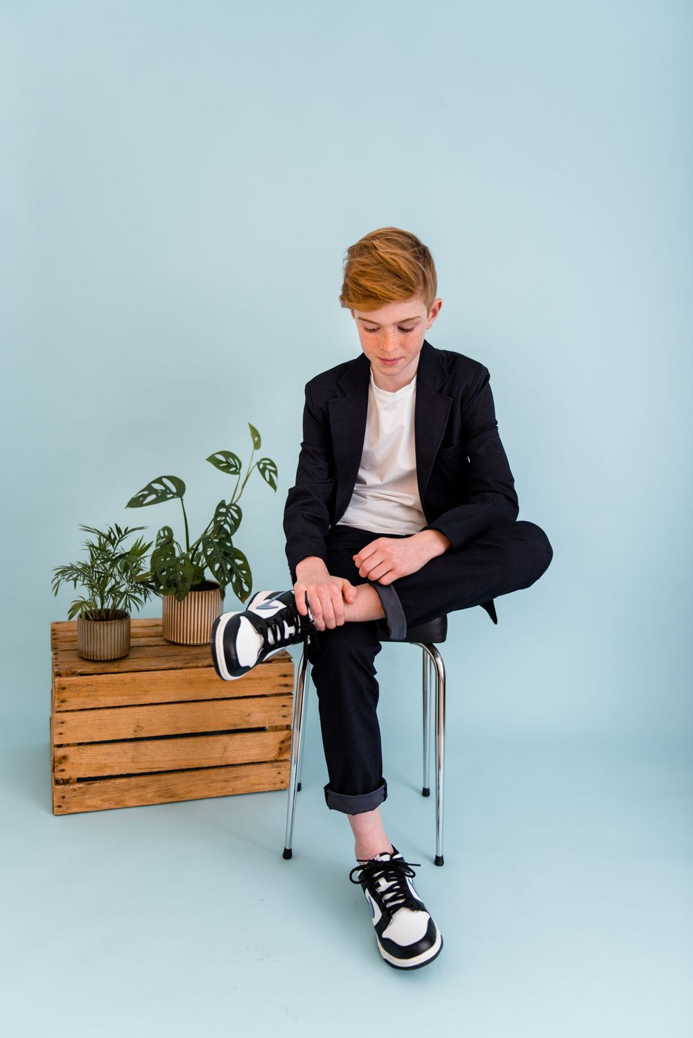 Communieshoot in kleurrijke studio met blauwe achtergrond