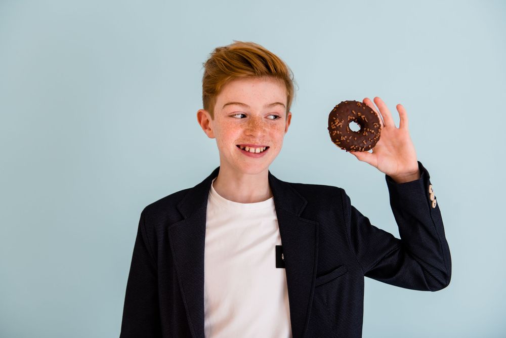 Communieshoot in kleurrijke studio met blauwe achtergrond