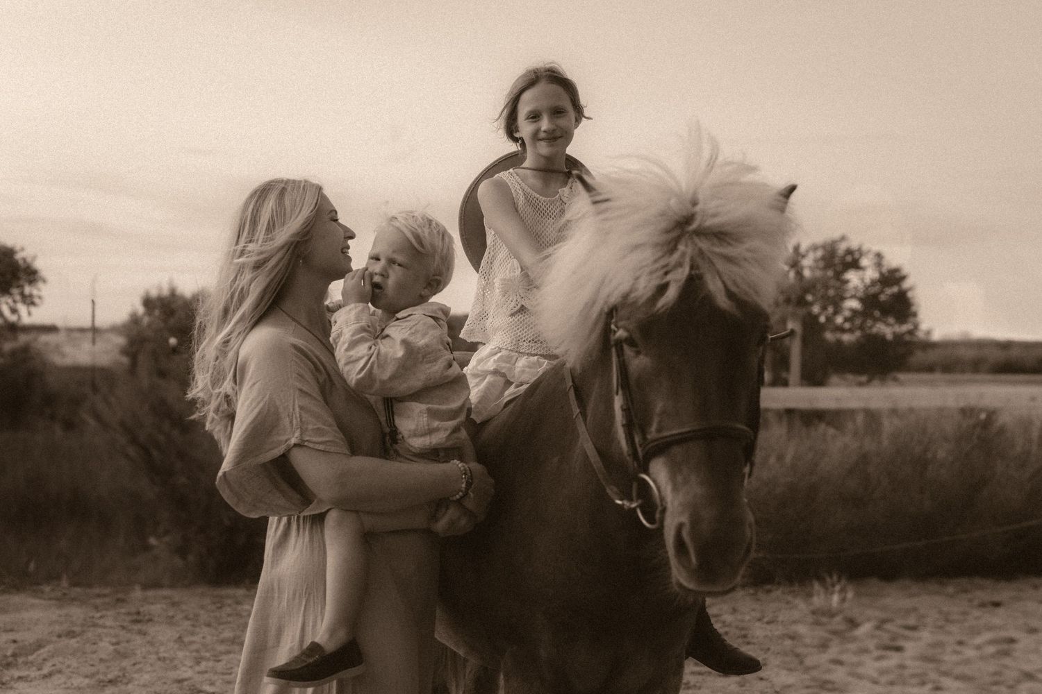 Javea Photographer specializing in emotional family and motherhood photography on the Costa Blanca. Sunset sessions, storytelling