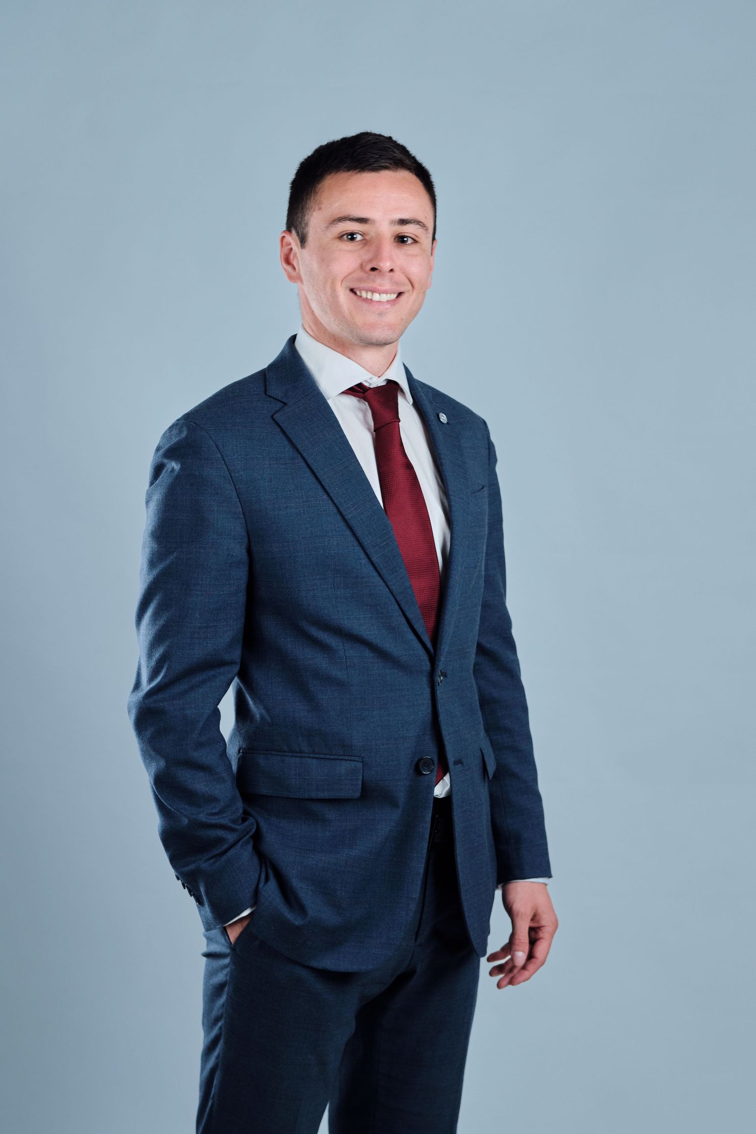 un homme d'affaire en veston bleu