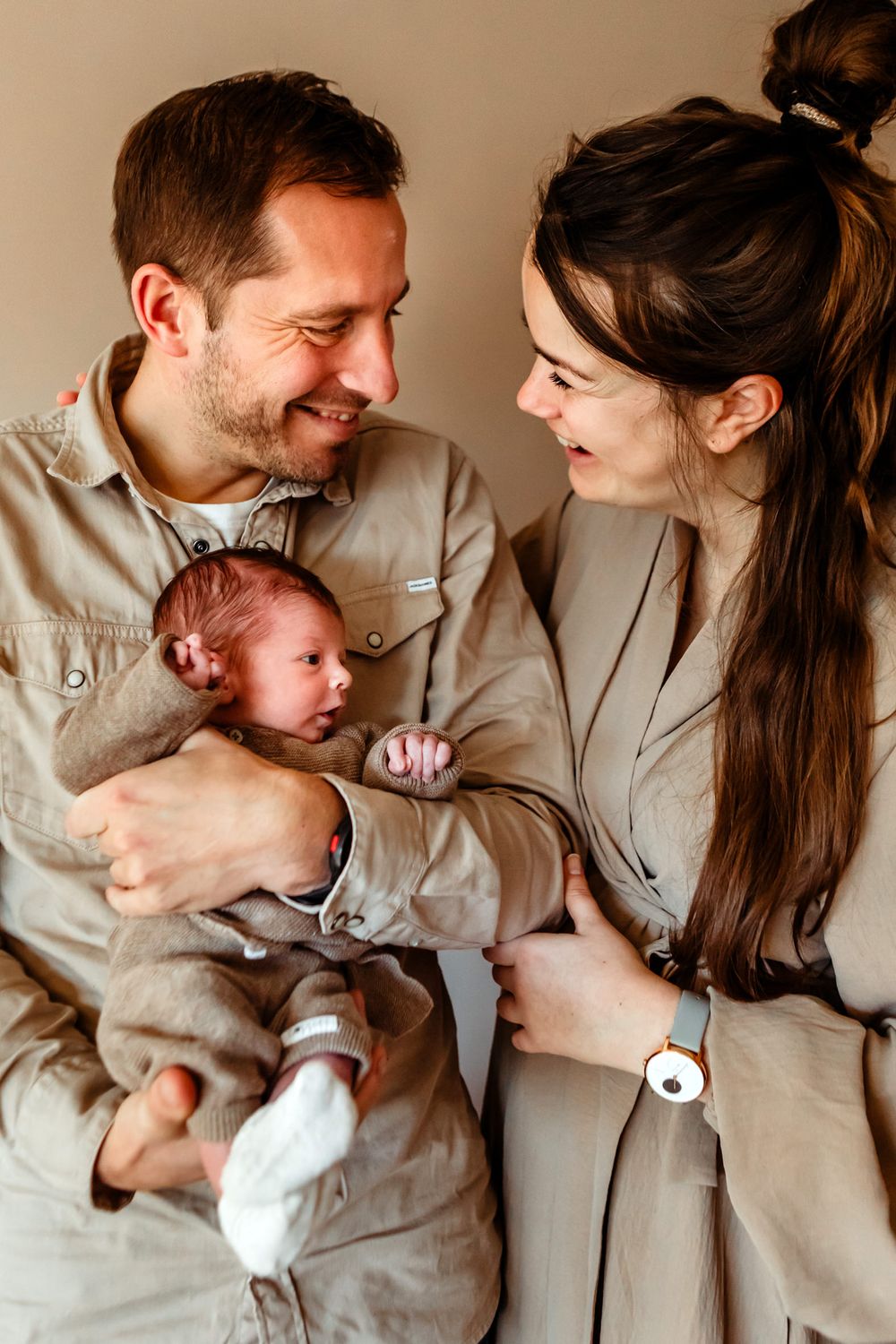 Trotse papa en mama, foto's maken thuis met de baby, lekker in eigen omgeving zodat we relaxed kunnen fotograferen