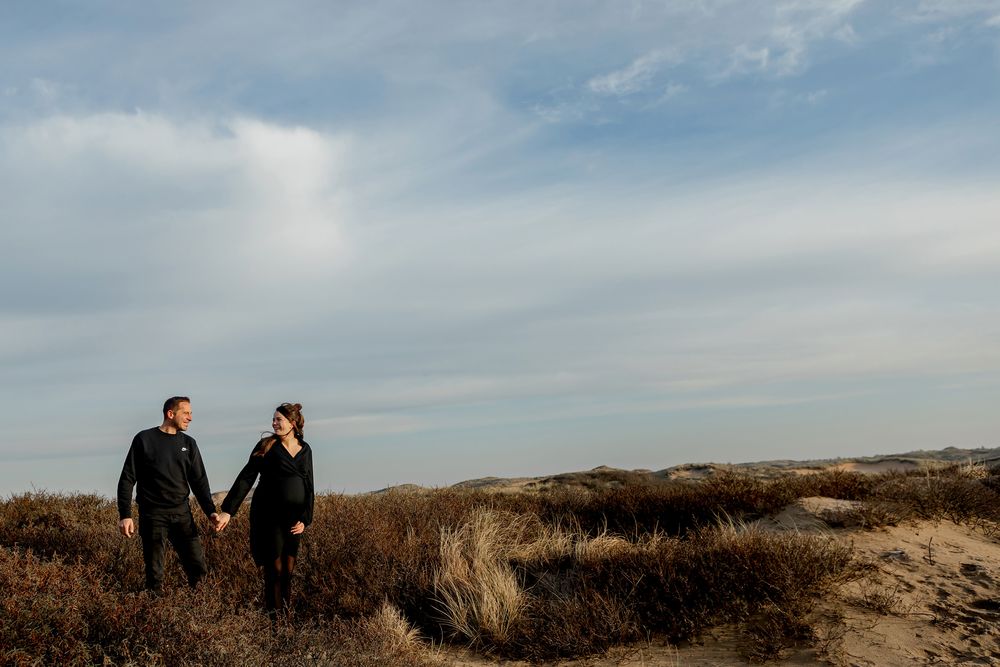 Wandelen door de duinen tijdens de fotoshoot met Luzan Veenendaal bij Castricum aan Zee