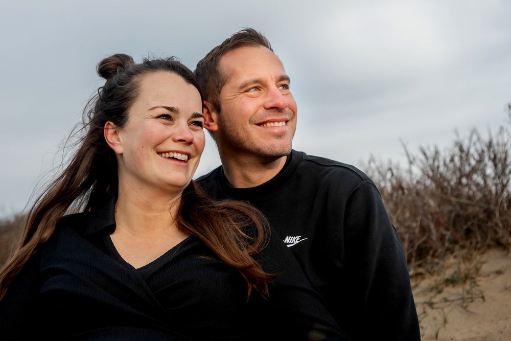 Zwangerschapsfoto's maken in de duinen van Castricum, bijna papa en mama