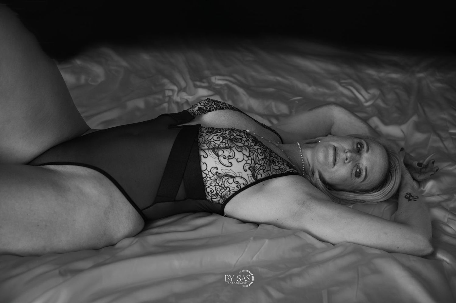 Boudoir fotografie Kerkdriel – vrouw in luxe body tijdens transformatieve fotoshoot