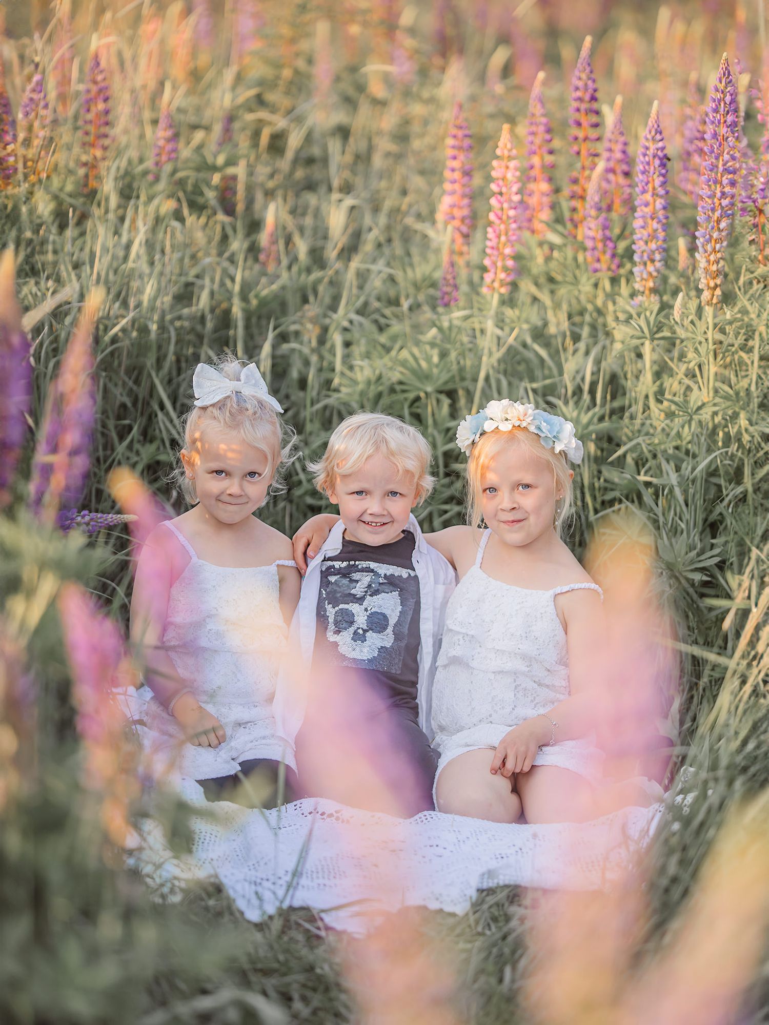 Barn bland blommande lupiner, barnfotografering i Västerås, Memoriesbym.se