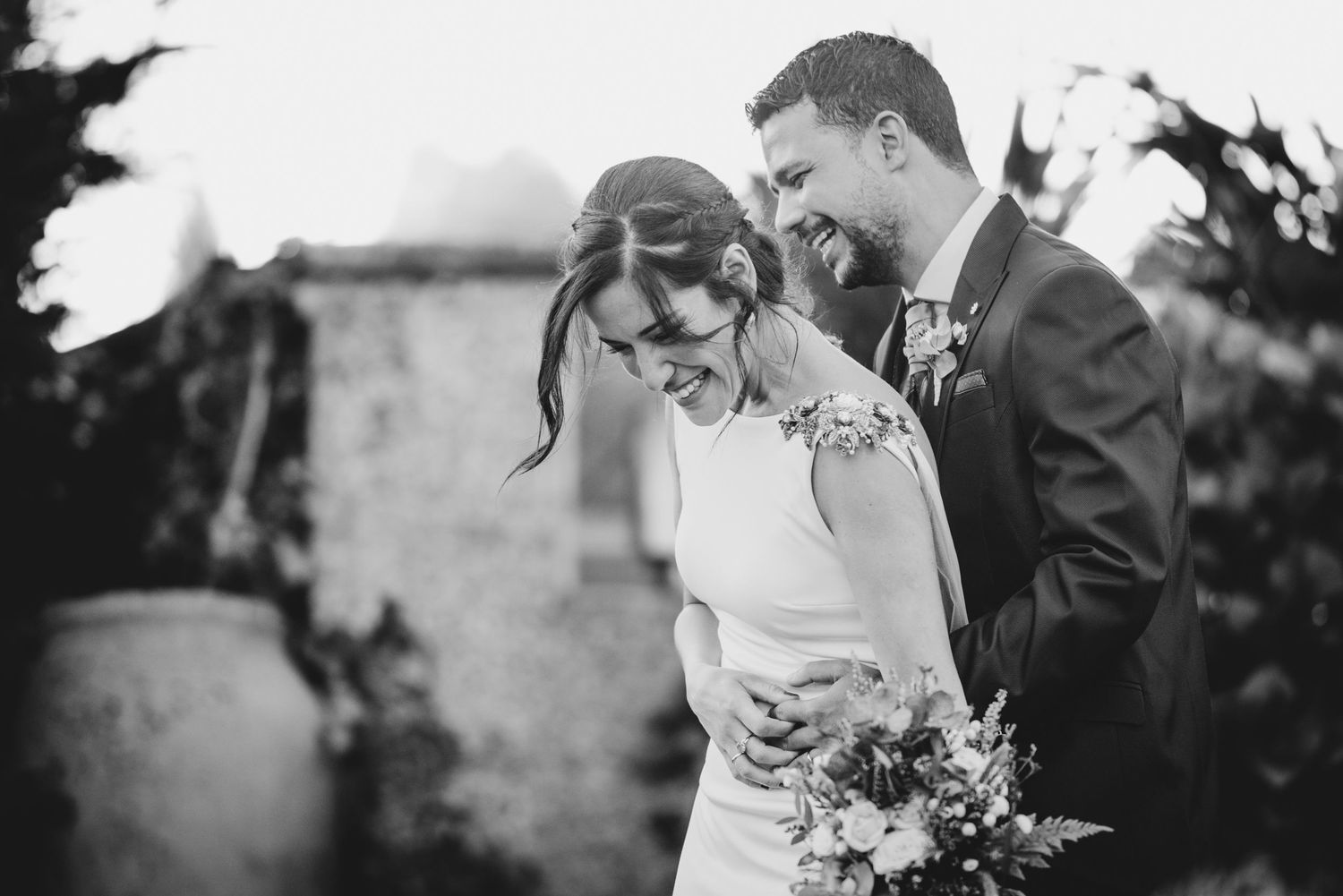 Novios riendo espontáneamente durante la boda en Asturias — Fotografía documental por Juan Llavio