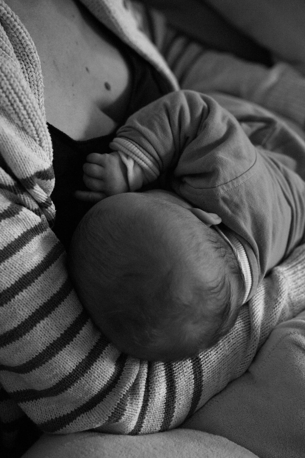 Séance photo nouveau né à domicile. Photographe de famille à Beersel près de Bruxelles. Photos allaitement. Intimiste