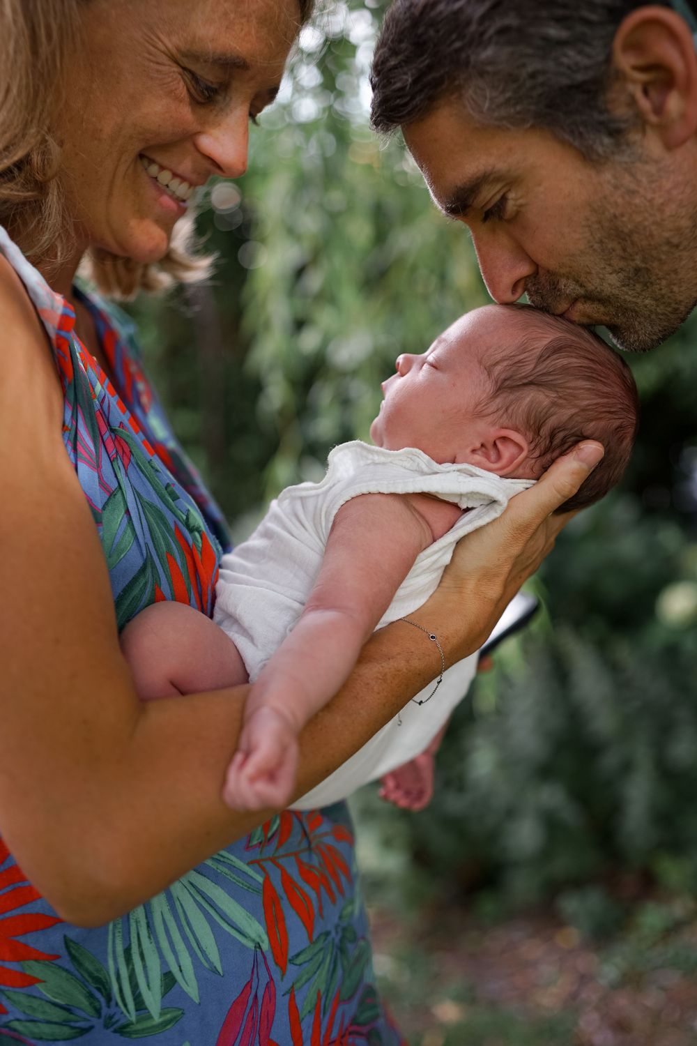 Foto van mama, papa en pasgeboren baby in Sint-Genesius-Rode. Fotoshoot thuis.