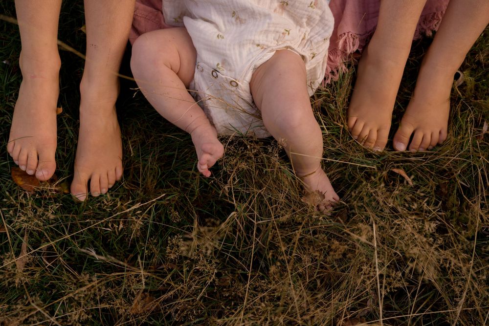 Mini séance familiale de photos en extérieur. Photographe de famille active au Brabant wallon et Brabant flamand.