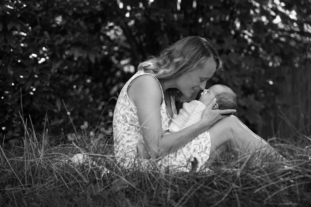 Mini séance de photos maman bébé près de Bruxelles en pleine nature dans les hautes herbes.