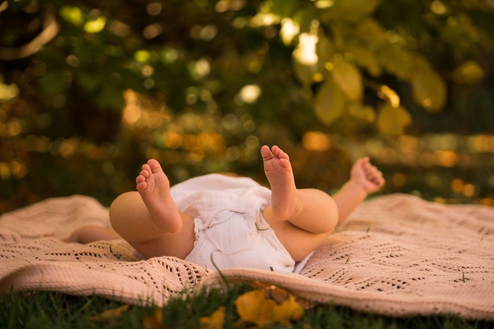 Photo petits pieds bébé au cours d'une séance photo bébé en extérieur par photographe Alexia Sohet