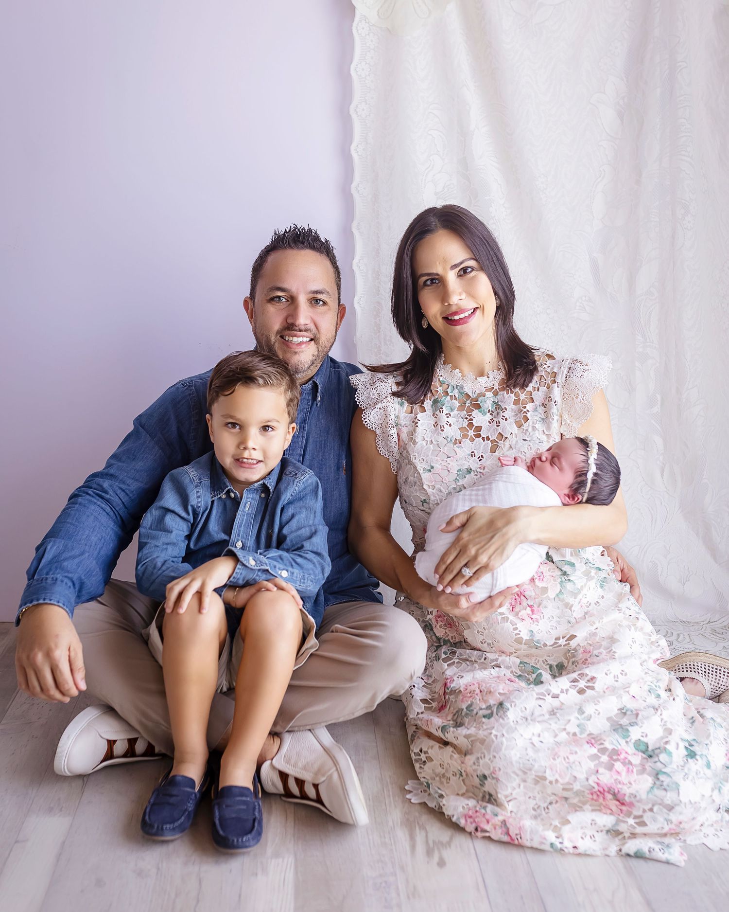 Fotografia familiar en Ponce Puerto Rico, papa mama y ninos posan para fotos profesionales