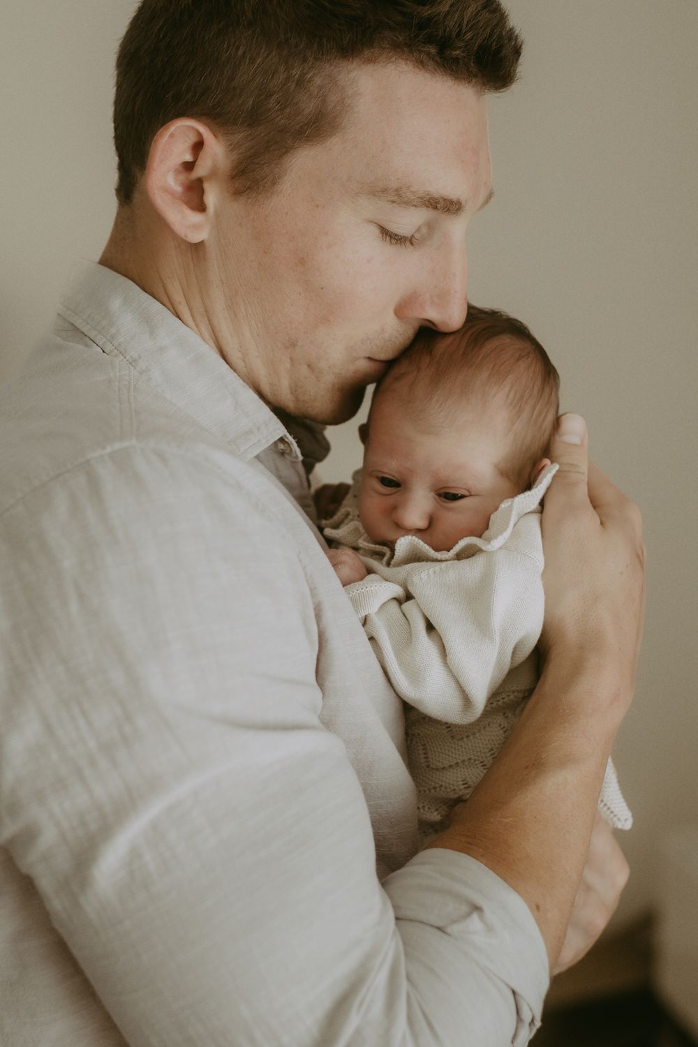 Papa küsst Baby auf Kopf