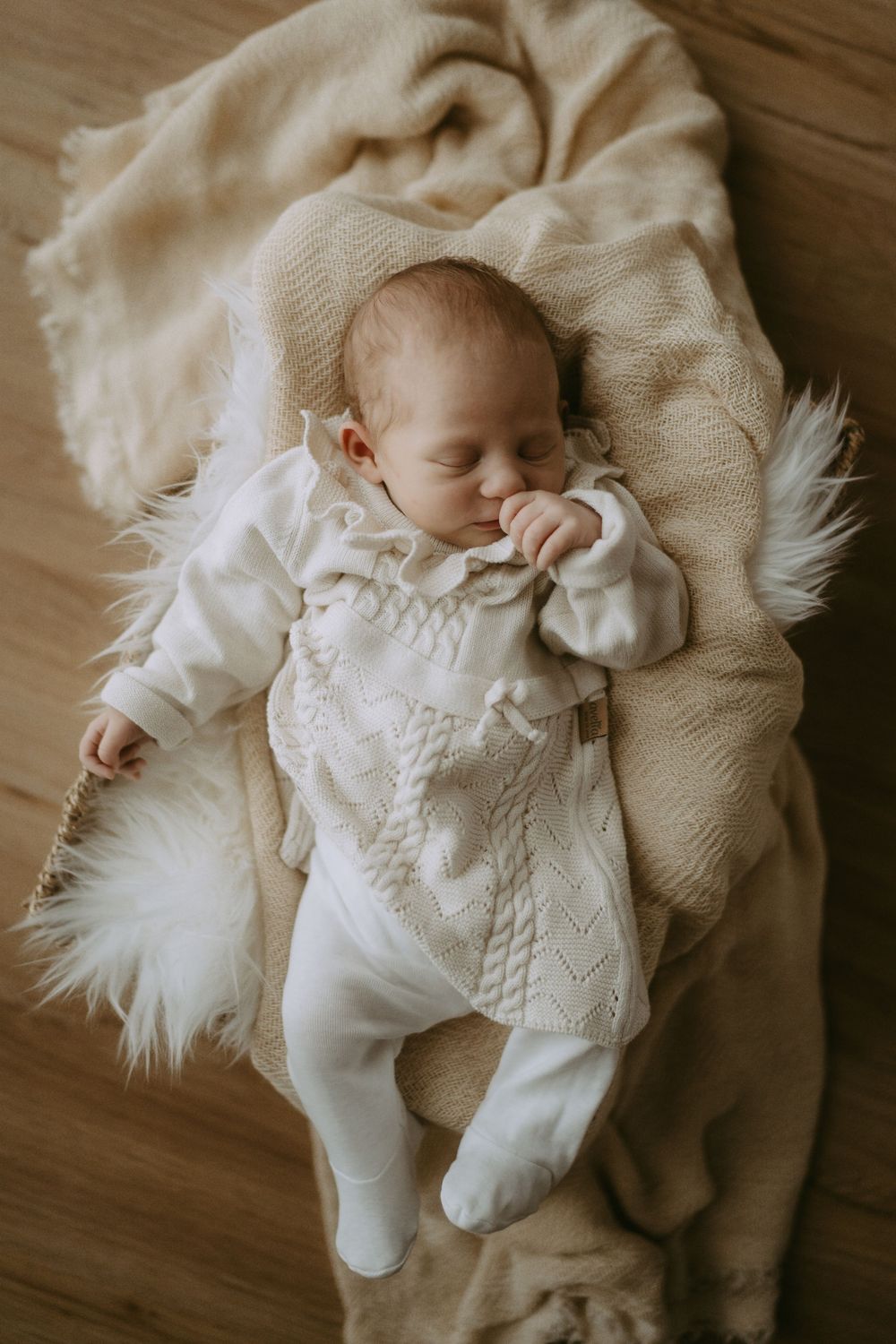 Baby hält die Hand zum Mund und schläft