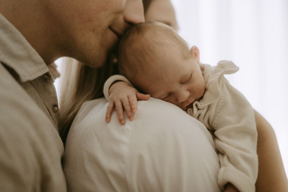 Papa küsst Baby auf den Kopf