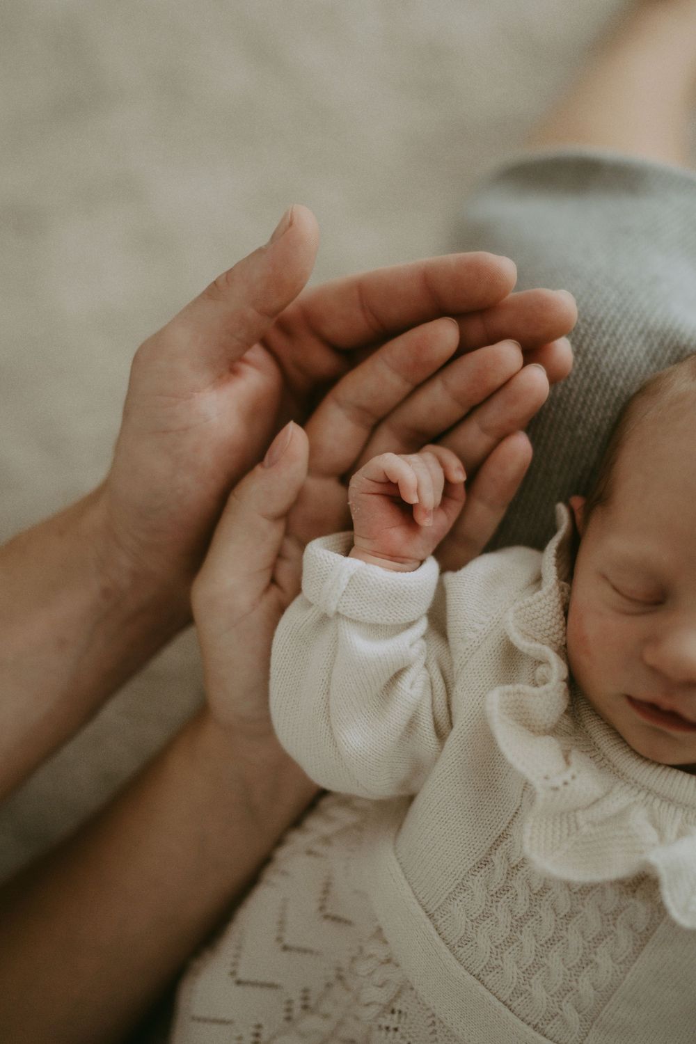 Hände von Baby, Mama und Papa, Detailaufnahme
