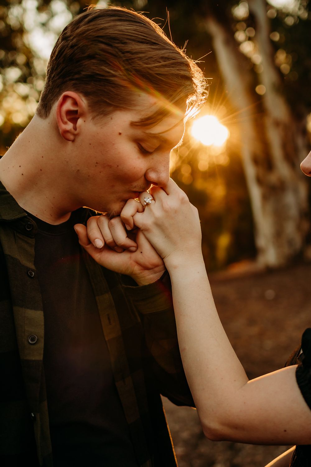 Romantic sunset portraits in golden light among trees.