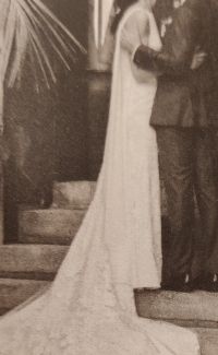 Langes weisses Hochzeitskleid mit Schleppe