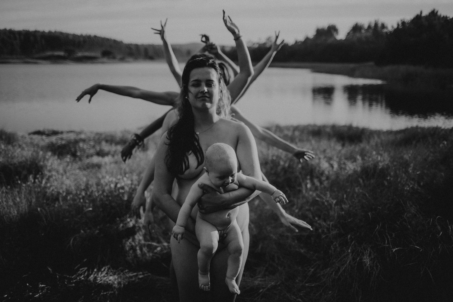 Mulheres uma atras da outra em movimento com as mãos , mulher da rente segura bebé, ritual em circulo feminino em Óbidos Portugal