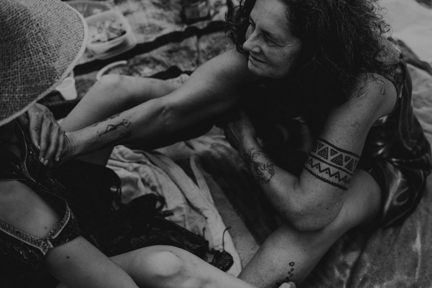 foto em preto e branco mulher mulher 60+ com a mão no corpo outra mulher em ritual, circulo feminino em Portugal