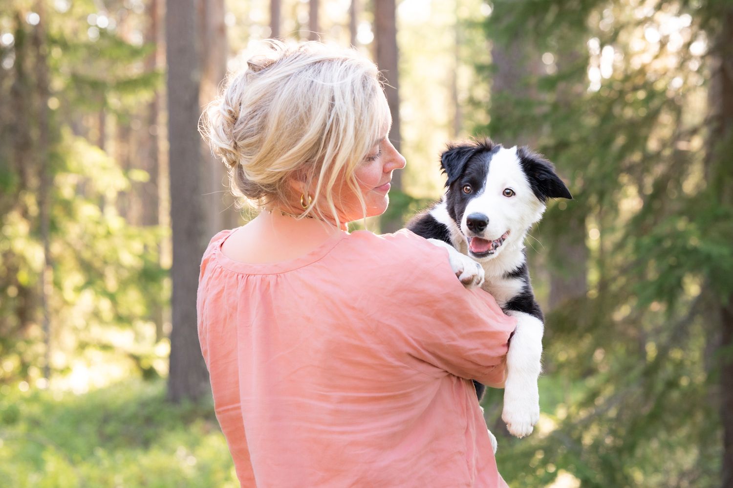 Porträttfoto i utomhusmiljö av en familj i en magisk skog en sommardag 
Porträttfotograf: Josefina Nordström "Josefina Fotografen"